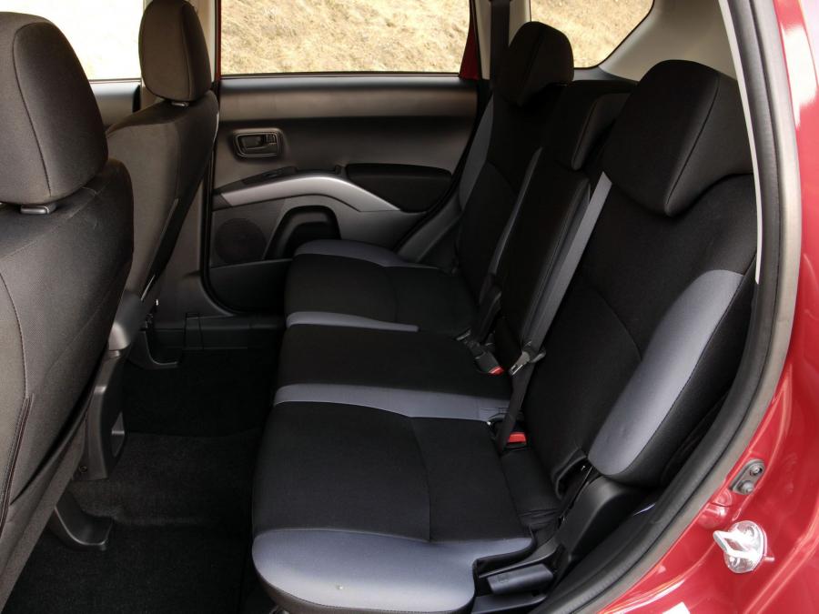  Mitsubishi Outlander 2007 года  (US) (фото 23 из 30)
